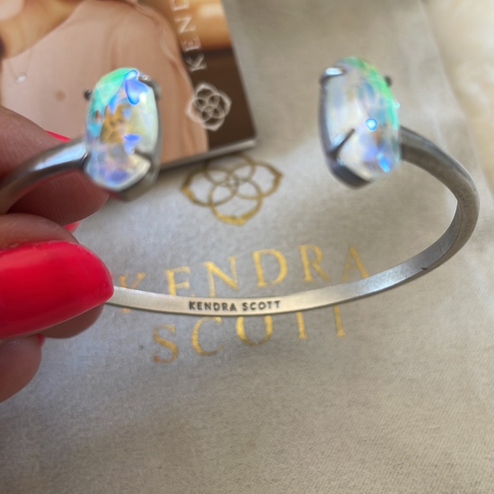 Kendra Scott Edie bracelet silver tone with iridescent dichroic stones - Picture 3 of 5